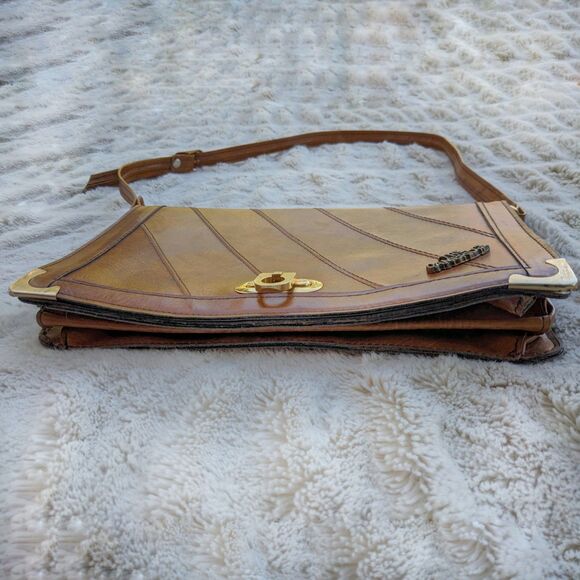 Vintage 70s Cognac & Gold "The Cambridge"Faux Leather Shoulder / Crossbody Bag - Picture 5 of 10